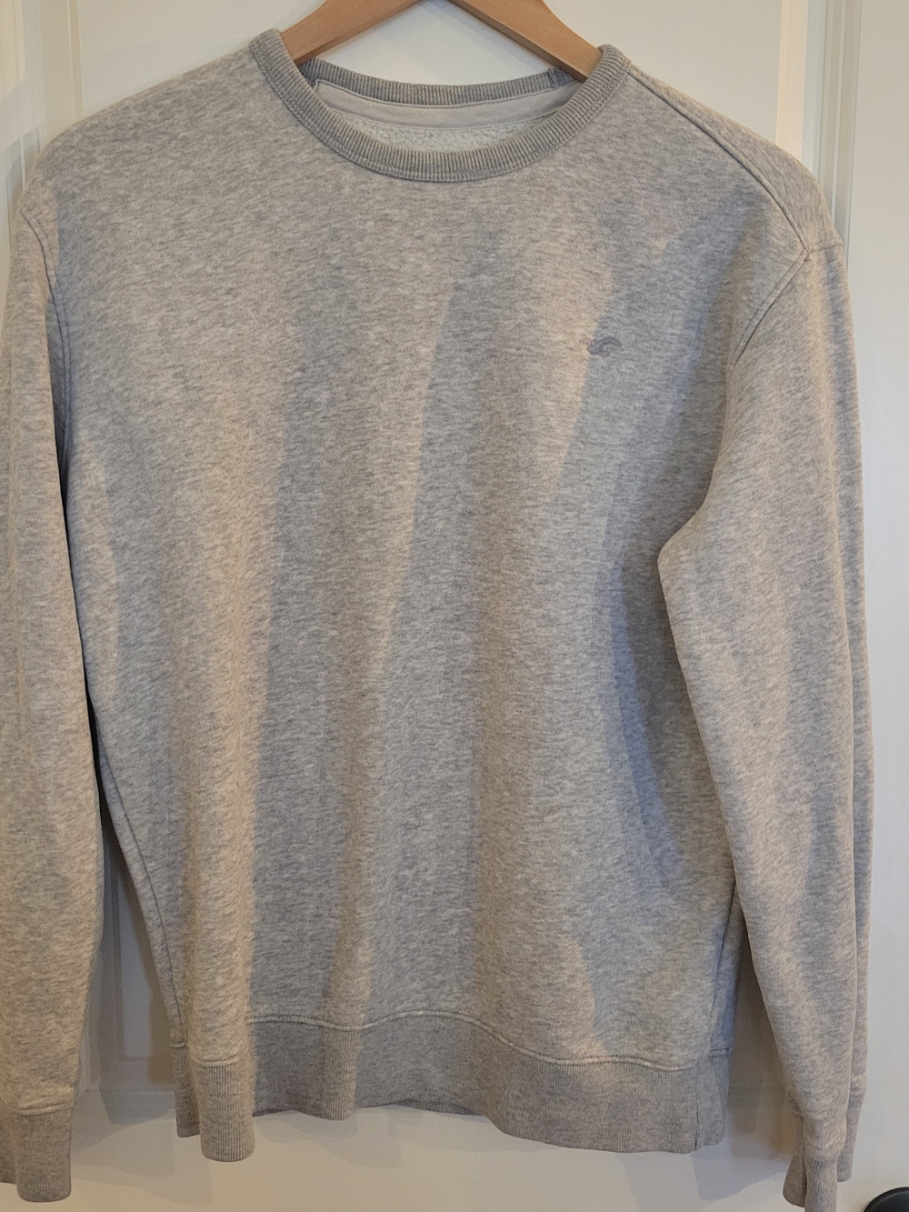 Hollister Men's Light Gray Crewneck Sweatshirt